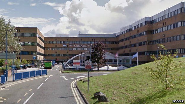 Nottingham Queen's Medical Centre visitors face long queues - BBC News