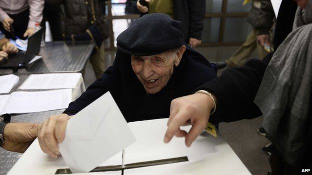 A 93-year-old man casts his ballot (9 November 2014)