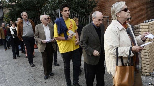 People queue outside a polling station in Barcelona (9 November 2014)