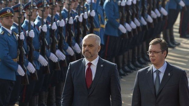 Albanian Prime Minister Edi Rama (L) and his Serbian counterpart Aleksandar Vucic inspect a Belgrade honour guard (10 Nov)