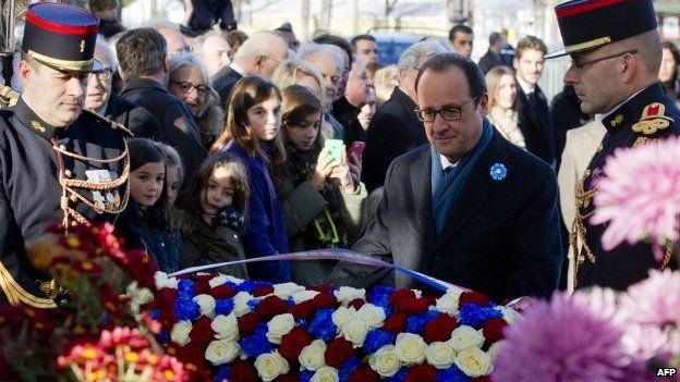 French President Francois Hollande lays a wreath on Armistice Day 2014 in Paris