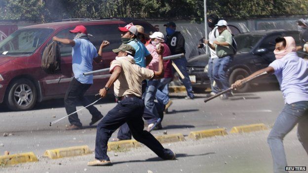 Protestors outside PRI HQ in Chilpancingo 11 Nov 2014