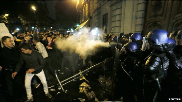 Clashes in Paris between police and Romanian voters (17 Nov)