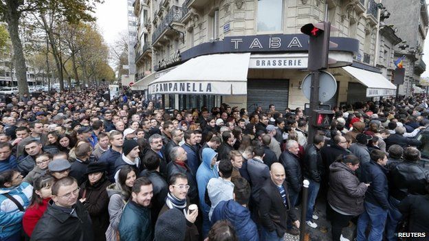 Romanian voters in Paris (16 Nov)