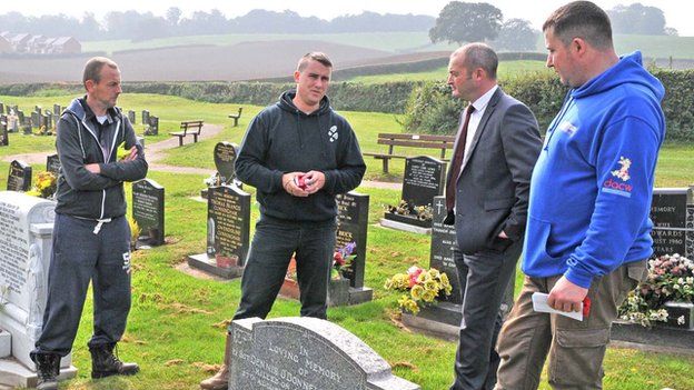 Gwirfoddolwyr yn adfer beddau