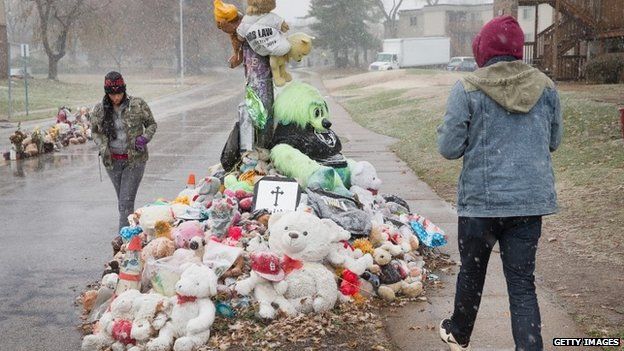 Rebeca Maldonado (L), of Chicago, and Aaron Jeremiah, of Houston, visit a memorial near the location where 18-year-old Michael Brown was shot in Ferguson, Missouri 16 November 2014