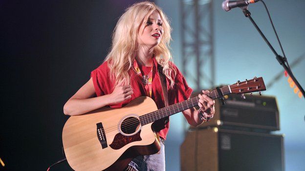 Big Burns Supper: Nina Nesbitt added to line-up - BBC News