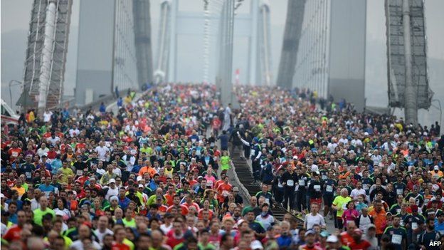 Participants run over the Bosphorus Bridge which links the Asian side to the European side of Istanbul (16 November 2014)