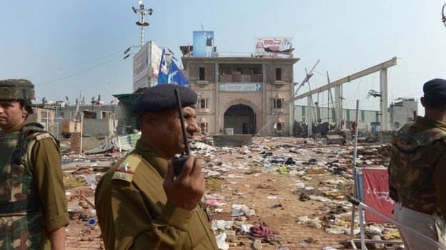 Indian police at the entrance of the ashram of self-styled "godman" Rampal in Hisar, on November 19, 2014