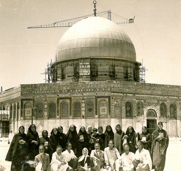 Indian Muslims in front of the Dome of the Rock