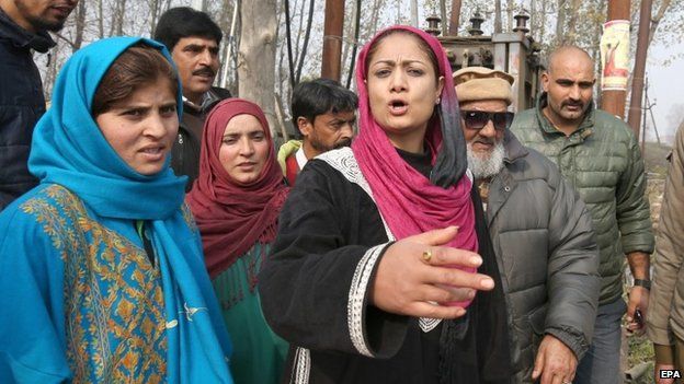 Hina Bhat (C), a candidate for Bharatiya Janata Party (BJP) during her door to door campaign for upcoming assembly election, on the outskirts of Srinagar, the summer capital of Indian Kashmir, 16 November 2014