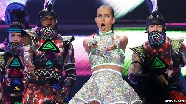 Katy Perry spectacle wows Super Bowl - BBC News