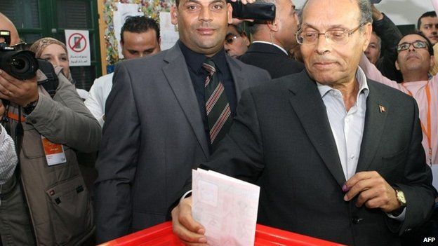 Moncef Marzouki voting