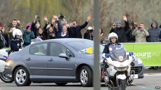 Pope Francis in a Peugeot 407 in Strasbourg (25 Nov)