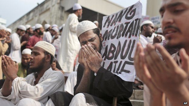 Members of an Islamic political group pray in front of the Bangladesh national mosque in Dhaka during a protest against comments made by Abdul Latif Siddique (25 November 2014)