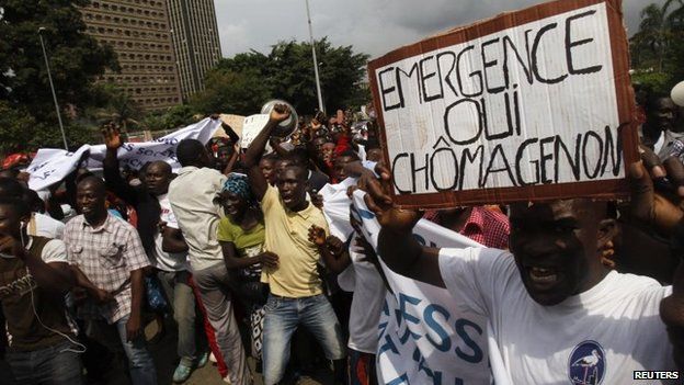 Workers affected in the government's closure of plastic bag production protest in Abidjan, November 25, 2014