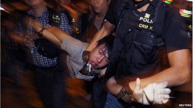 Protester is arrested in Mong Kok (25 Nov 2014)