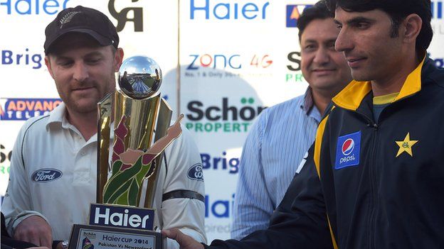 New Zealand captain Brendon McCullum and Pakistan skipper Misbah-ul-Haq with the Test series trophy