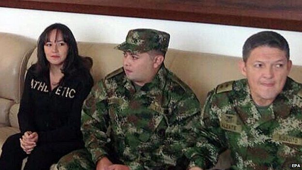 A handout picture provided by Colombia's Ministry of Defence showing showing Colombian General Ruben Dario Alzate (r), Cpl Jorge Rodriguez (c) and lawyer Gloria Urrego (left),