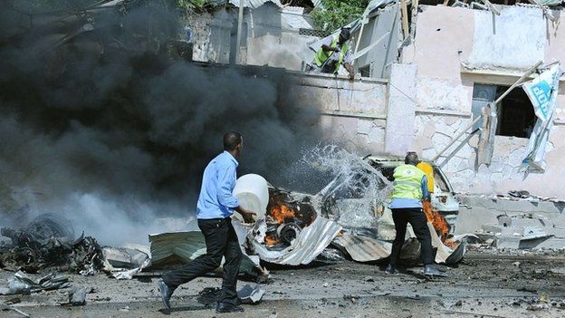 Somalia Car Bomb Targets UN Convoy Near Airport - BBC News