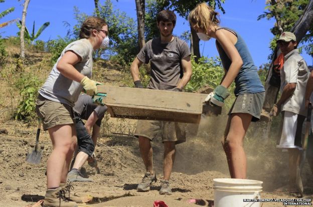 In pictures: International Volunteering Day - BBC News