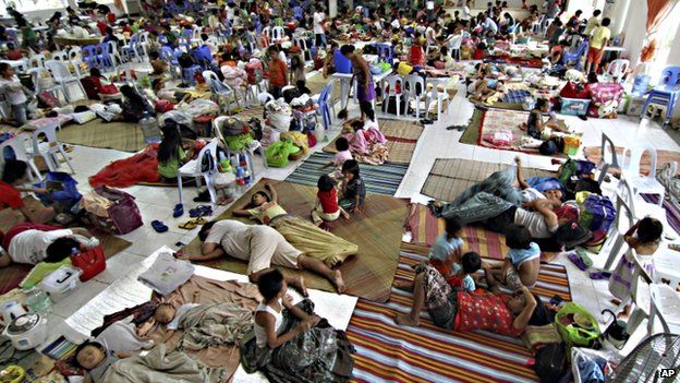 Hundreds of residents take shelter inside the provincial capitol of Surigao city close to central Philippines, 5 December 2014