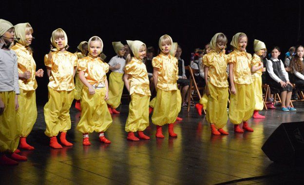 Children performing at the festival