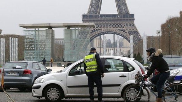 A police officer inspects a vehicle in Paris (17 March 2014)
