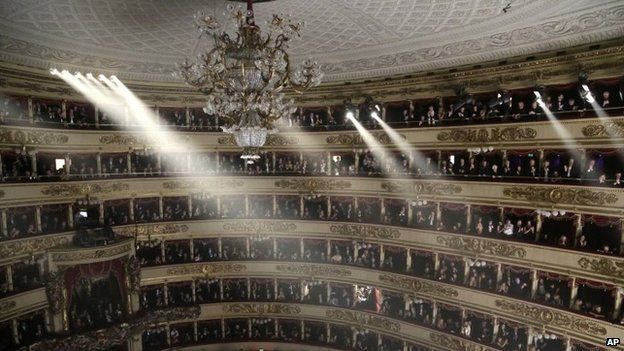 Audience applauds at the end of "Fidelio" at the Milan La Scala opera theatre, Italy (7 December 2014)