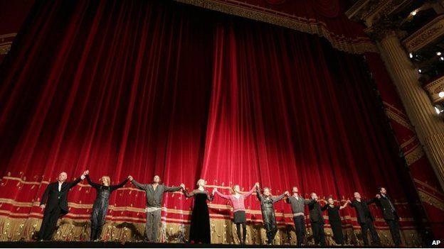 Artists acknowledge the applause of the audience at the end of Fidelio at the Milan La Scala opera theatre (7 December 2014)