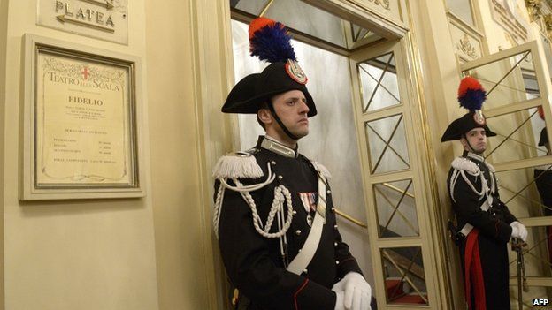 Carabinieri stand guard before the premiere of Fidelio of Ludwig van Beethoven directed by Daniel Barenboim at the Scala opera house in Milan (7 December 20`4)