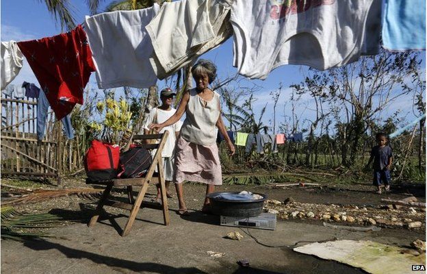 Philippine family dry clothes in Dolores (8 Dec 2014)