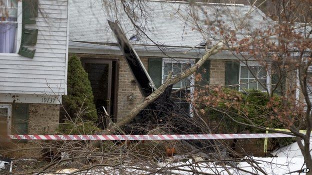 The wreckage of a small plane that crashed into a house in Gaithersburg, Maryland 8 December 2014