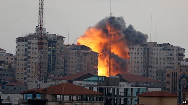 Explosion after Israeli air strike on the Zafer 4 Tower in Gaza City (23 August 2014)