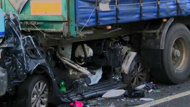 M25 fatal crash: Two men arrested over Waltham Abbey collision - BBC News