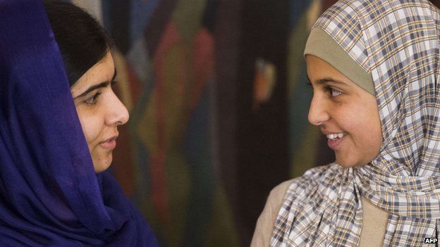 Nobel Peace Prize laureate Malala Yousafzai (L) and Syrian Mezon Almellehan in Oslo (9 December 2014)