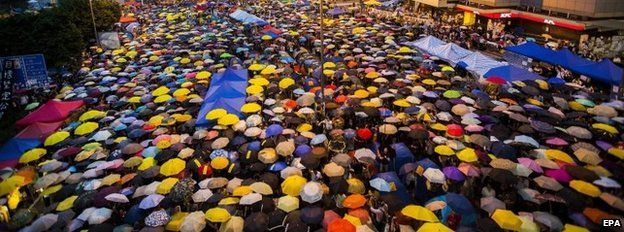Protesters raise umbrellas in Admiralty, Hong Kong (28 Oct 2014)