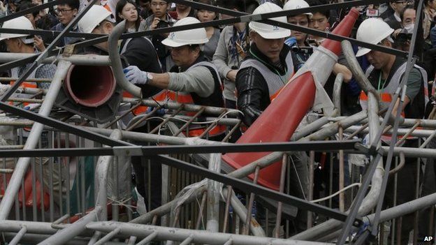 Workers remove barricades in Admiralty, Hong Kong (11 Dec 2014)