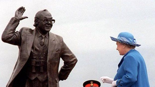 The Queen unveils the statue of Eric Morecambe on Morecambe Promenade in 1999