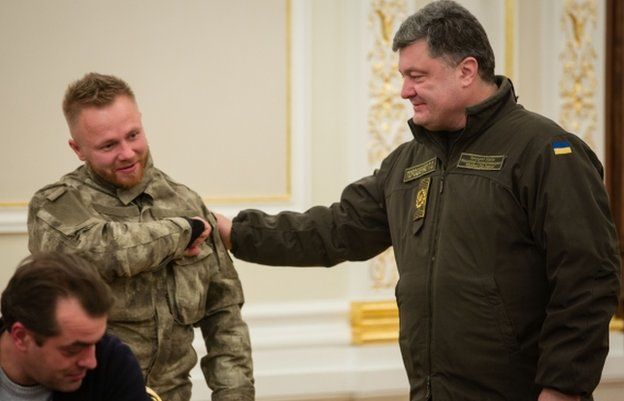 President Poroshenko (R) congratulates Sergiy Korotkykh (5 Dec)