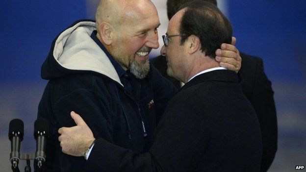 Serge Lazarevic (l) and President Hollande