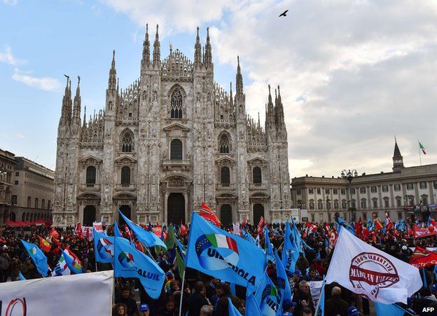 Italy trade unions strike over Renzi's labour reforms - BBC News