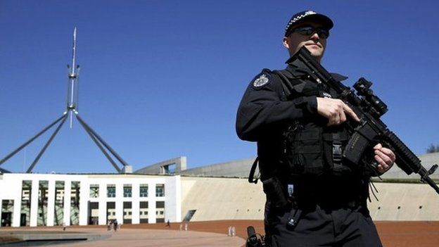 An Australian Federal Police (AFP) officer patrols in front of Parliament House in Canberra (23 September 2014)