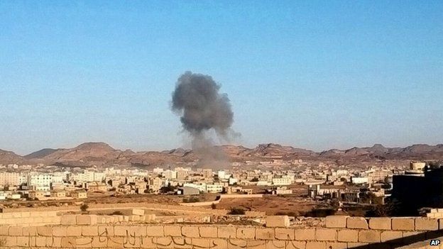 Smoke rises from the scene of the car bomb attacks in Radaa, Yemen (16 December 2014)