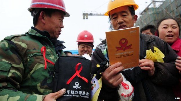 Volunteers hand out health packages in Shandong province (Nov 2014)