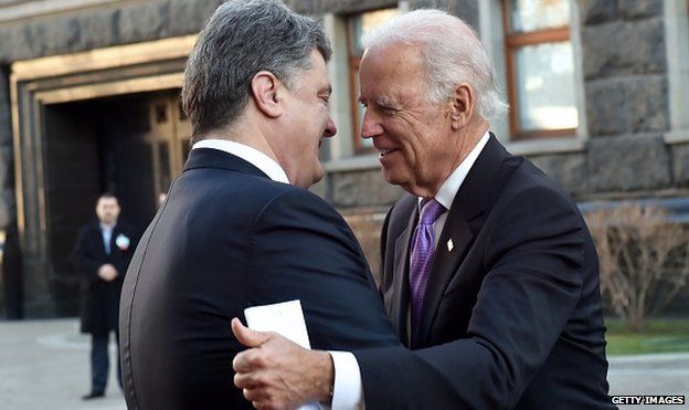 Ukrainian President Petro Poroshenko (L) welcomes US Vice President Joe Biden (R) prior to talks in Kiev on November 21, 2014.
