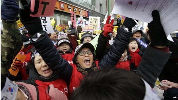 Members of conservative groups shout slogans demanding the dissolution of the Unified Progressive Party near the constitutional court in Seoul, South Korea, Friday, 19 December 2014.