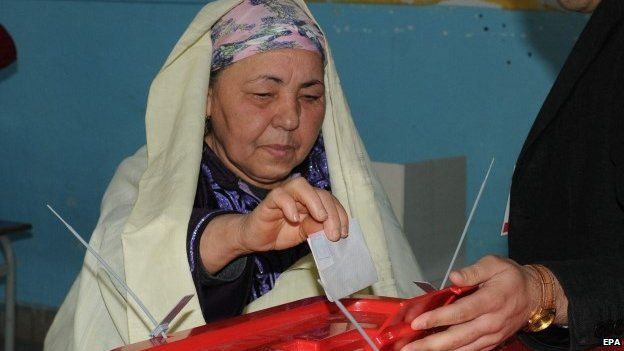 A Tunisian votes in the presidential election, 21 December 2014