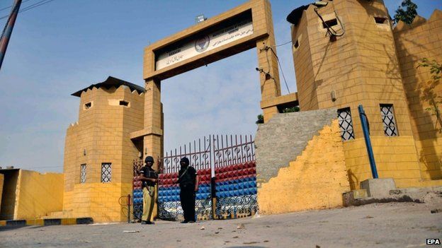 Officials secure a prison in Karachi (22 December 2014)