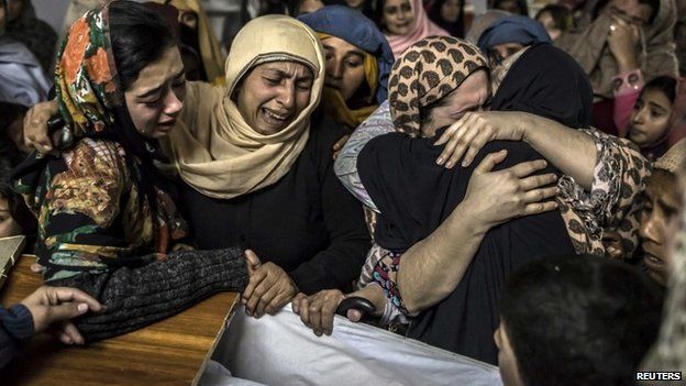 People mourn one of the victims of the Pakistani Taliban's attack on the Army Public School in Peshawar (16 December 2014)